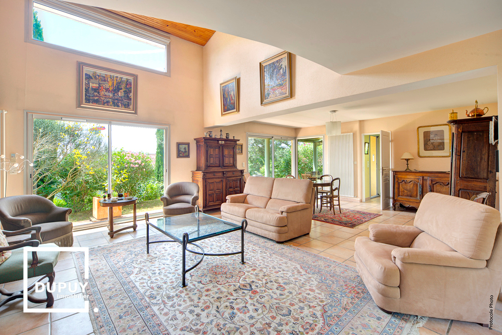 C\u00f4te Pav\u00e9e - Maison T6 de 220 m\u00b2 sur parcelle de 745 m\u00b2.